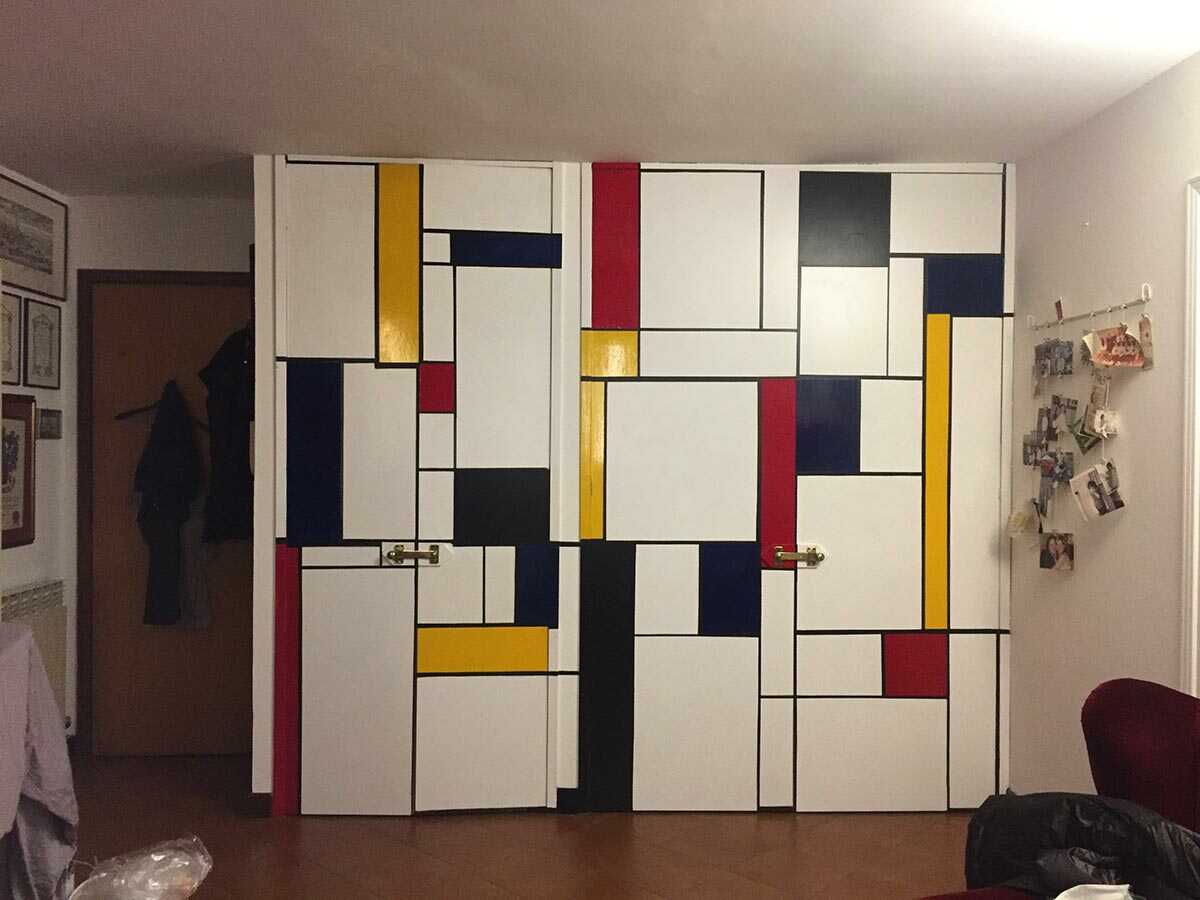 Mobile a parete ri-dipinto in stile Mondrian