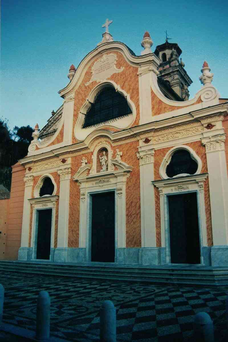 Chiesa di San Nicola, Albisola (SV) – Facciata in finto marmo